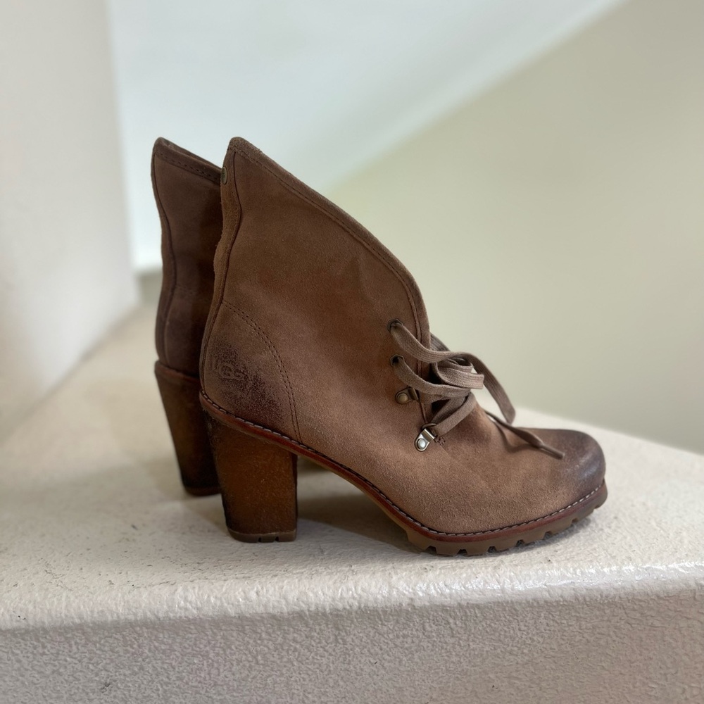 UGG Calynda Fawn Suede Boots Size 11 Khaki Brown Burnished High‎ Chunky Heel